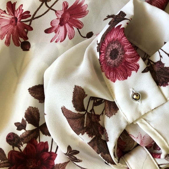 3/$20 Floral off the shoulder top - Picture 3 of 4